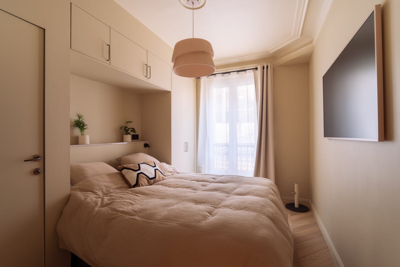 Chambre avec fenêtre et tête de lit à niche