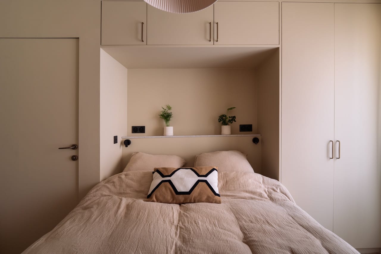 Tête de lit avec rangements intégrés