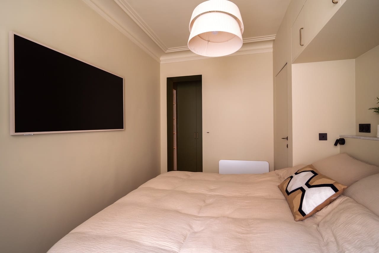 Chambre vue depuis le lit, télévision
