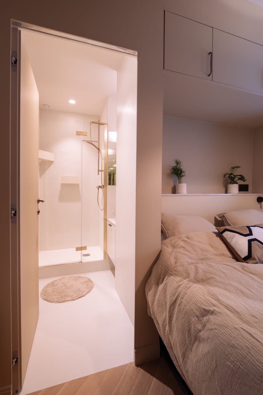 Accès à la salle de bain depuis la chambre