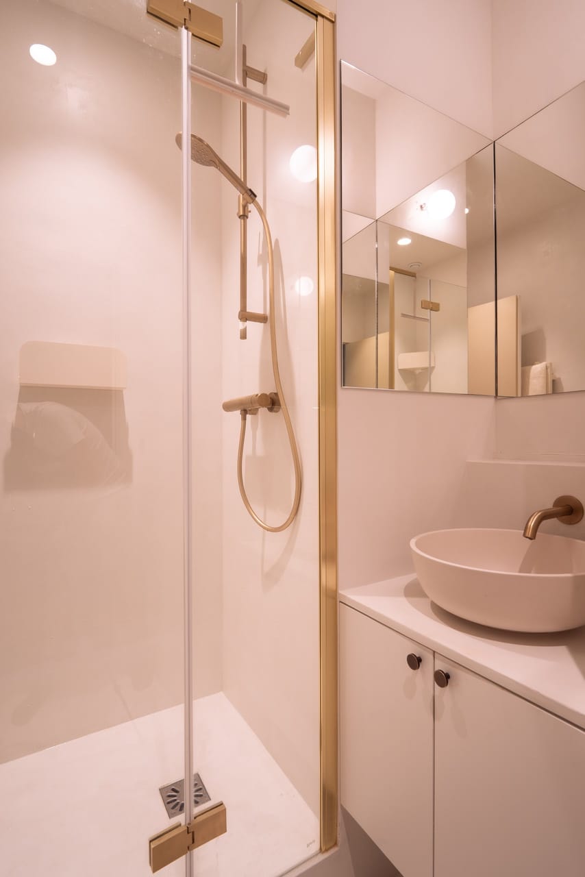 Salle de bain, douche à l'italienne et robinetterie en laiton
